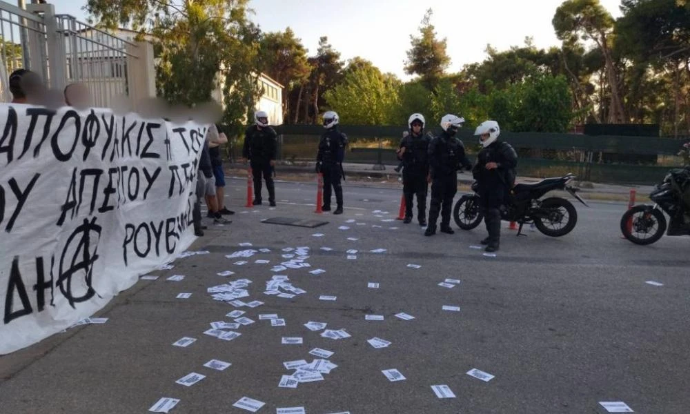 Ρουβίκωνας: "Παρέμβαση" έξω από το υπ. Δικαιοσύνης – 23 προσαγωγές